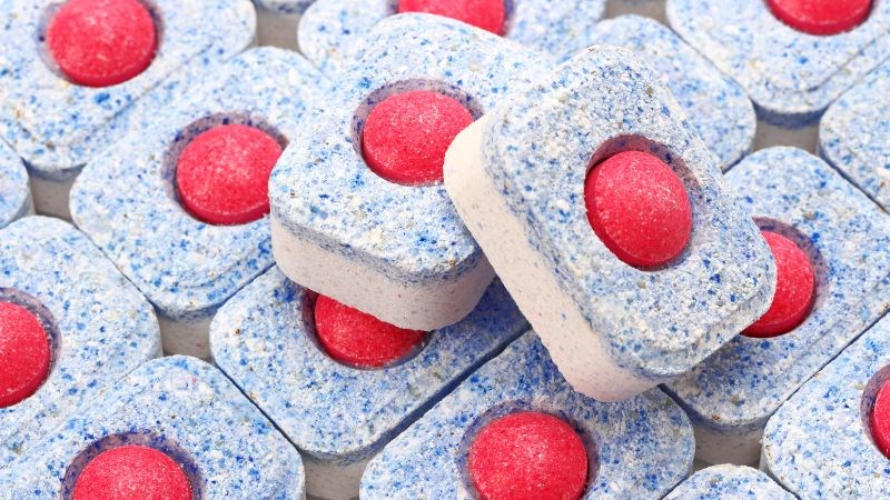 Sử dụng đ&uacute;ng chất tẩy rửa