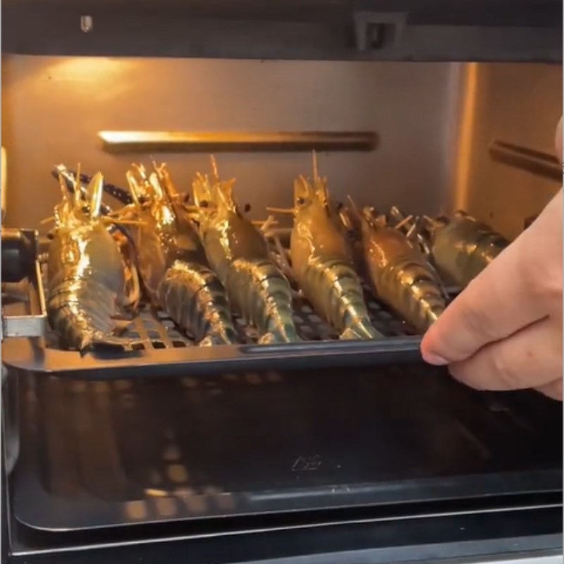 Bước 2 Nướng tôm Tôm càng rang me chua ngọt (Công thức được chia sẻ từ Tiktok Vào bếp cùng KitchenAZ)