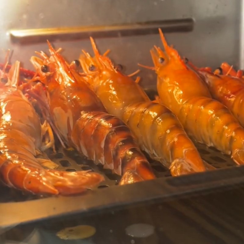 Bước 2 Nướng tôm Tôm càng rang me chua ngọt (Công thức được chia sẻ từ Tiktok Vào bếp cùng KitchenAZ)