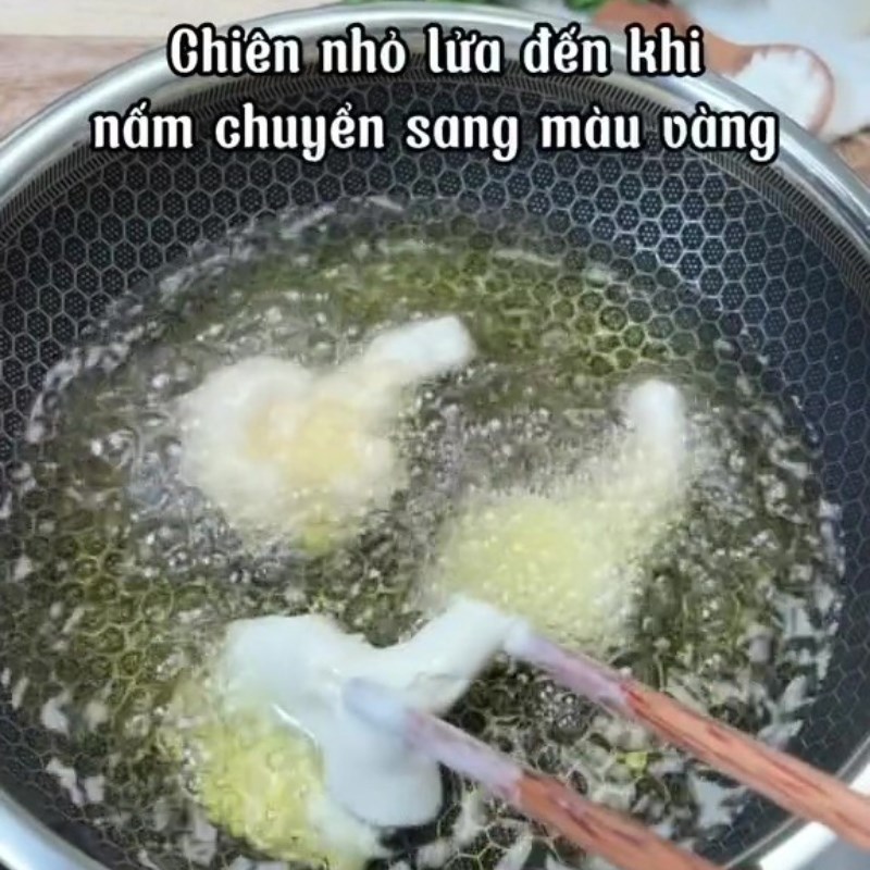 Bước 4 Chiên nấm Nấm chiên nước mắm