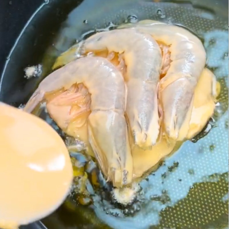 Bước 2 Chiên bánh Bánh mì tôm chiên (Công thức được chia sẻ từ Tiktok Vào bếp cùng Điện máy XANH)