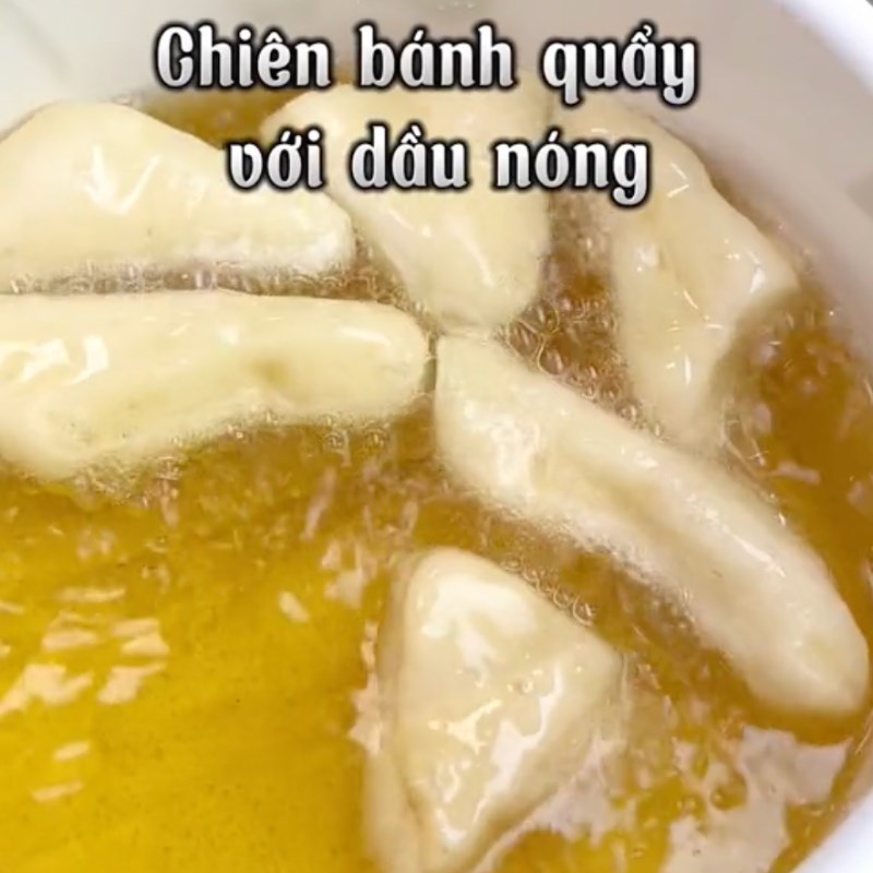 Bước 4 Chiên bột Bánh quẩy chấm trứng muối