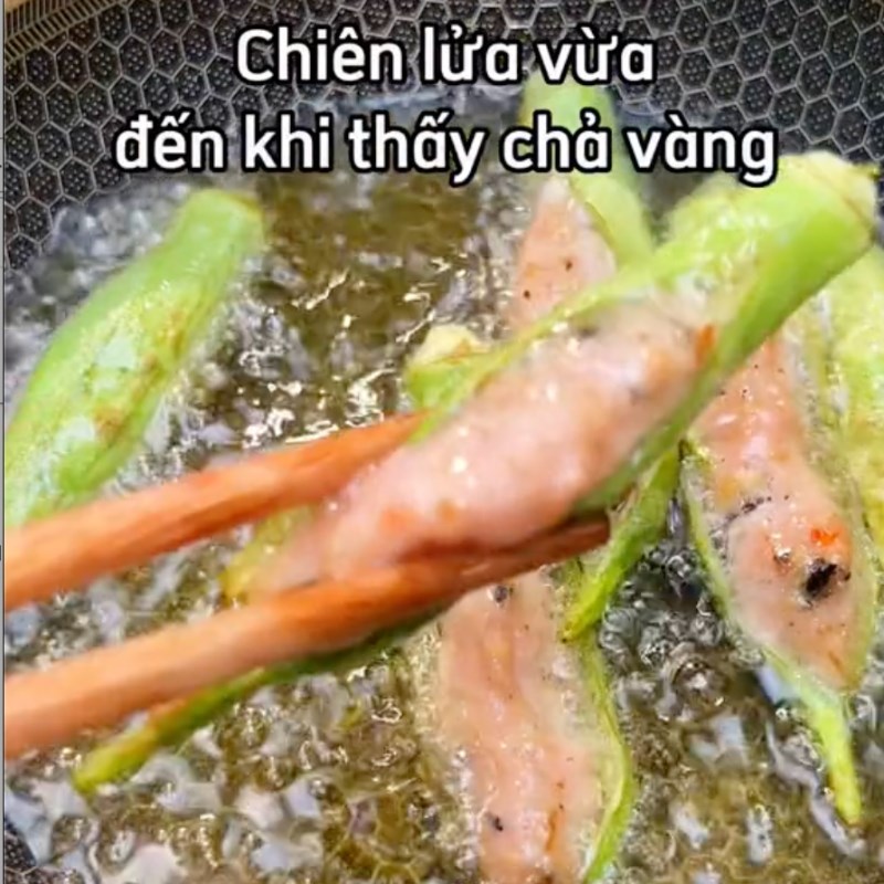 Bước 4 Chiên đậu bắp Chả ốc nhồi đậu bắp chiên sốt nước mắm