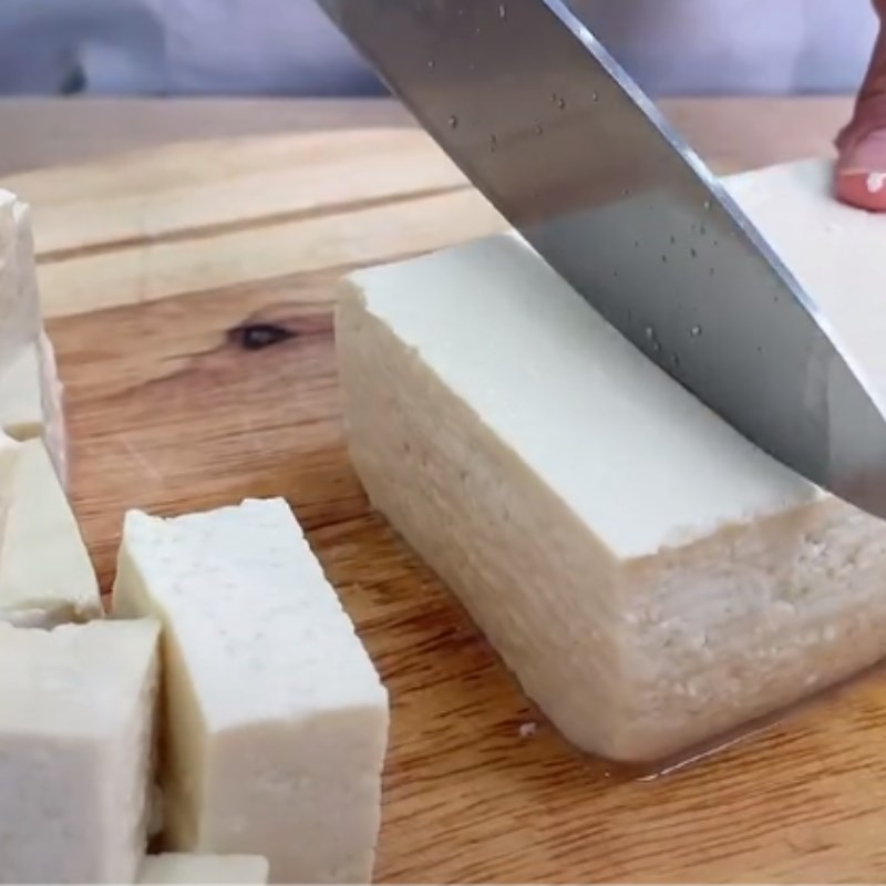 Bước 1 Chiên đậu Đậu hũ sốt cay (Công thức được chia sẻ từ Tiktok Vào bếp cùng Điện máy XANH)