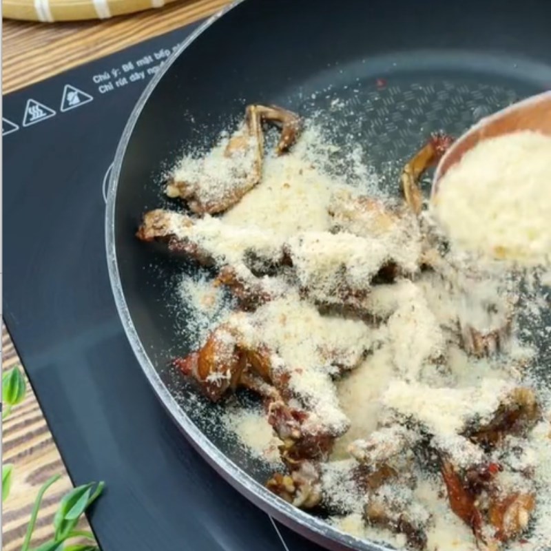 Bước 3 Chiên ếch Ếch rang muối (Công thức được chia sẻ từ Tiktok Vào bếp cùng KitchenAZ)