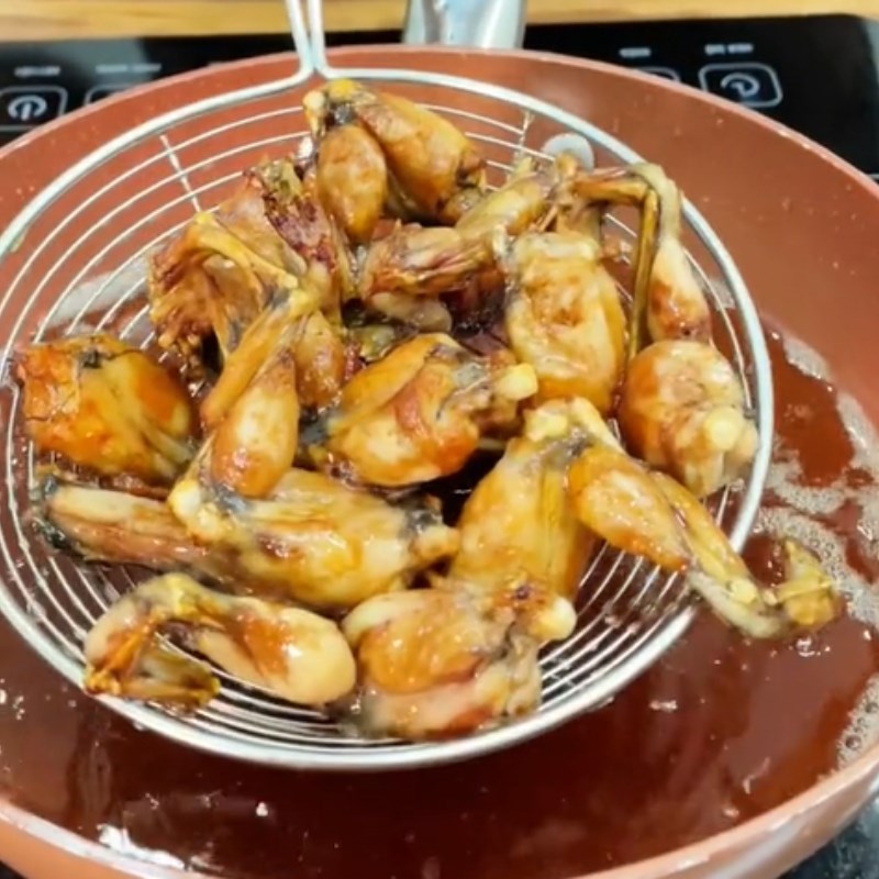 Bước 3 Chiên ếch Ếch rang muối (Công thức được chia sẻ từ Tiktok Vào bếp cùng KitchenAZ)