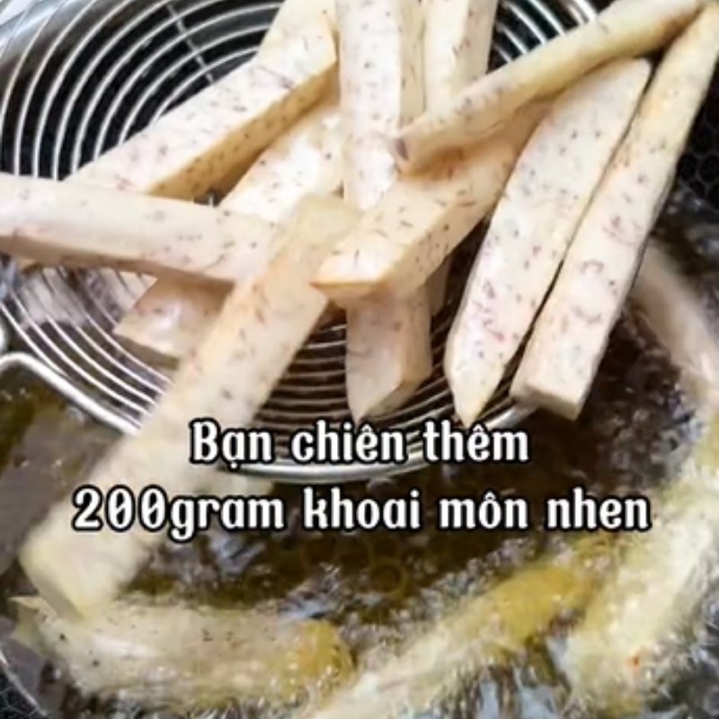 Bước 2 Chiên khoai môn Đậu hũ cuộn khoai môn rim