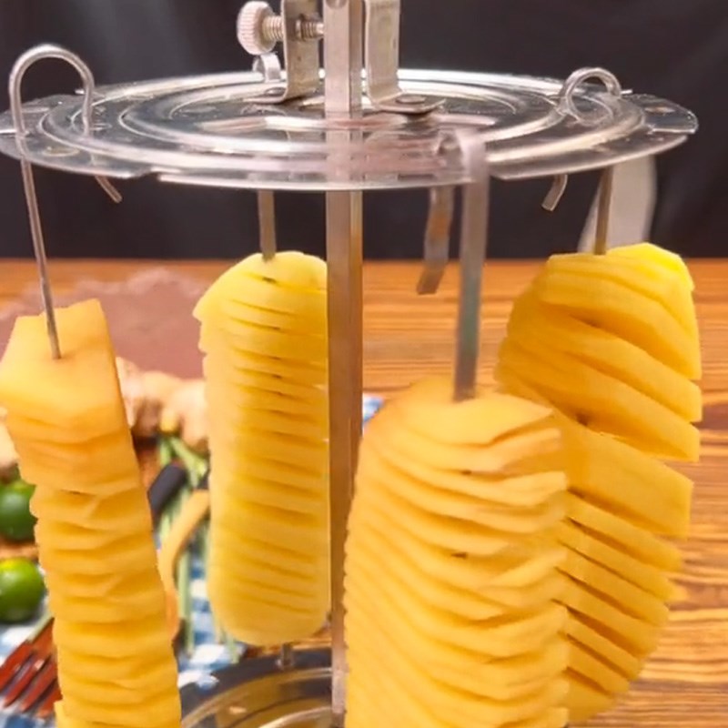 Bước 2 Chiên khoai tây Khoai tây lốc xoáy (Công thức được chia sẻ từ TikTok Vào bếp cùng Điện máy XANH)