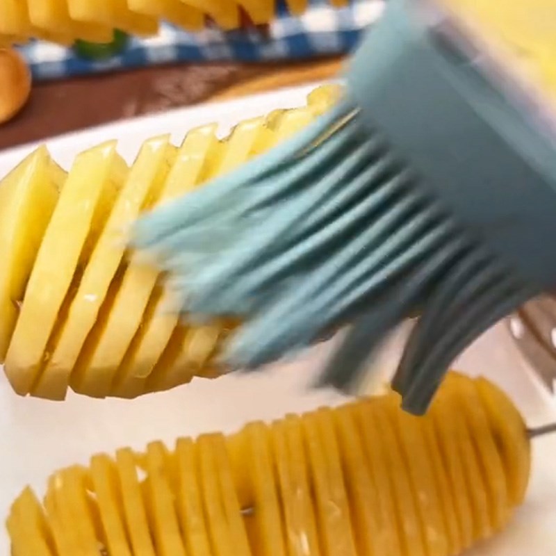 Bước 2 Chiên khoai tây Khoai tây lốc xoáy (Công thức được chia sẻ từ TikTok Vào bếp cùng Điện máy XANH)