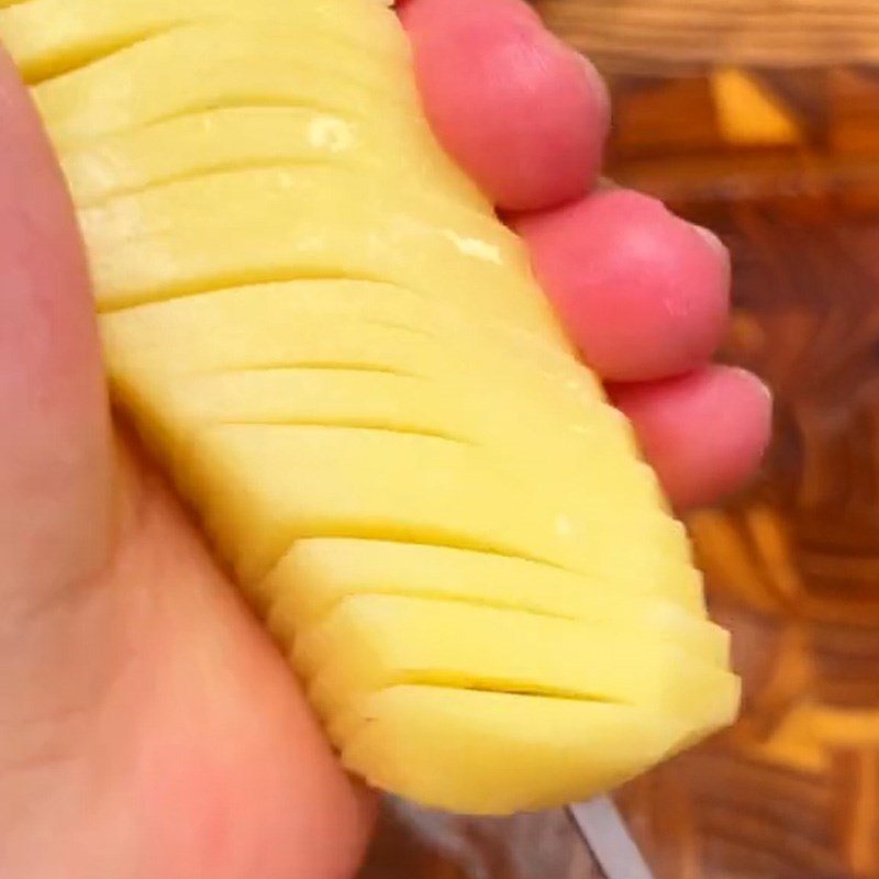 Bước 2 Chiên khoai tây Khoai tây lốc xoáy (Công thức được chia sẻ từ TikTok Vào bếp cùng Điện máy XANH)