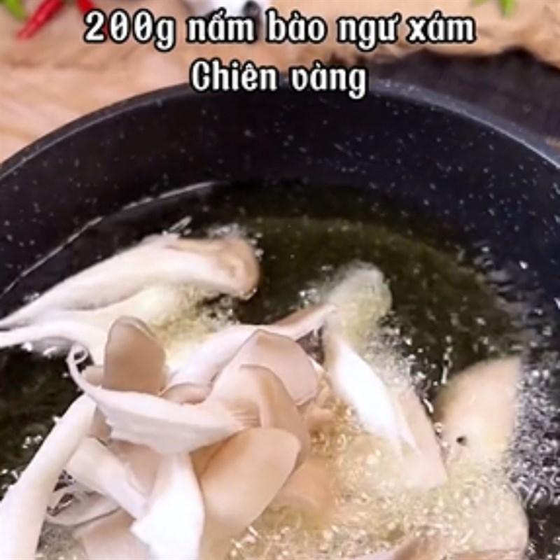 Bước 2 Chiên nấm bào ngư Mì quảng trộn chay (Nấm bào ngư)