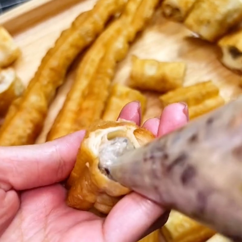 Bước 2 Cho nhân vào bánh quẩy Bánh quẩy bọc tôm chiên