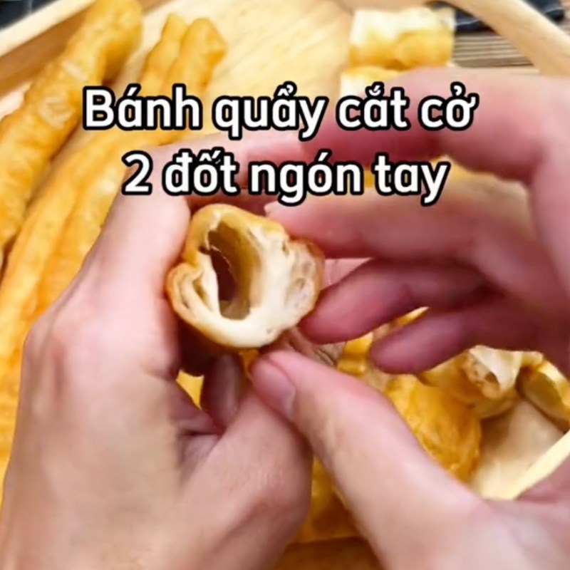 Bước 2 Cho nhân vào bánh quẩy Bánh quẩy bọc tôm chiên