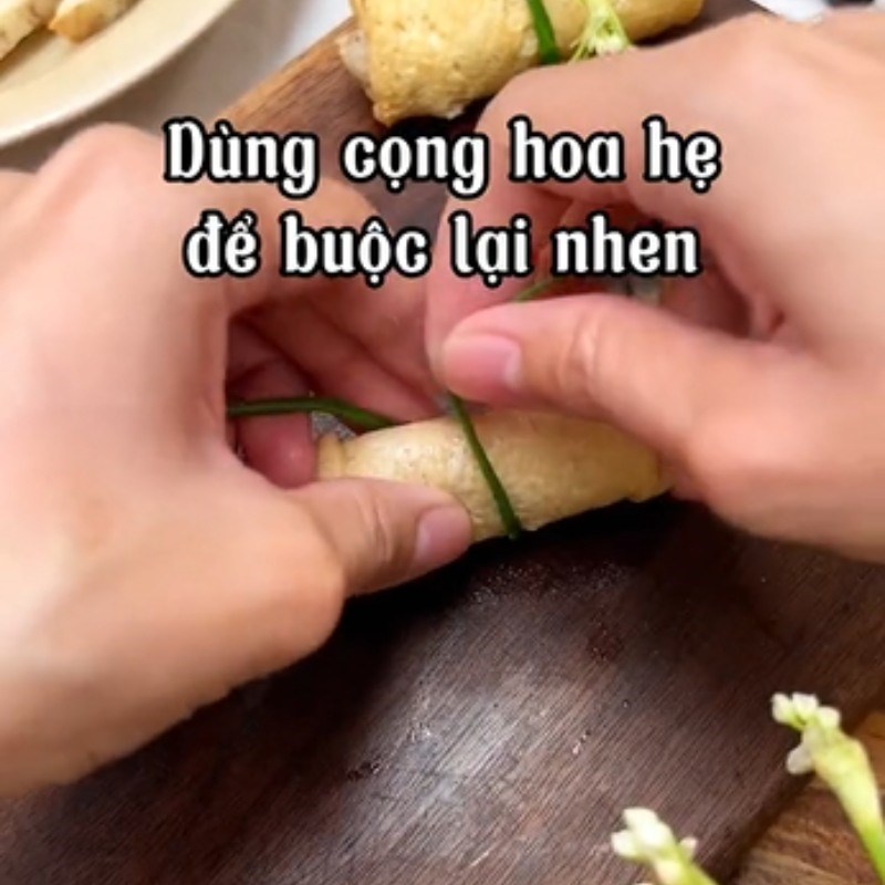 Bước 3 Cuộn đậu hũ với khoai môn Đậu hũ cuộn khoai môn rim