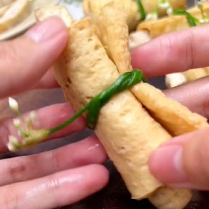 Bước 3 Cuộn đậu hũ với khoai môn Đậu hũ cuộn khoai môn rim