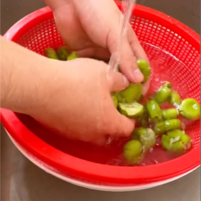 Bước 2 Đập dập cà na Cách làm cà na sốt thái