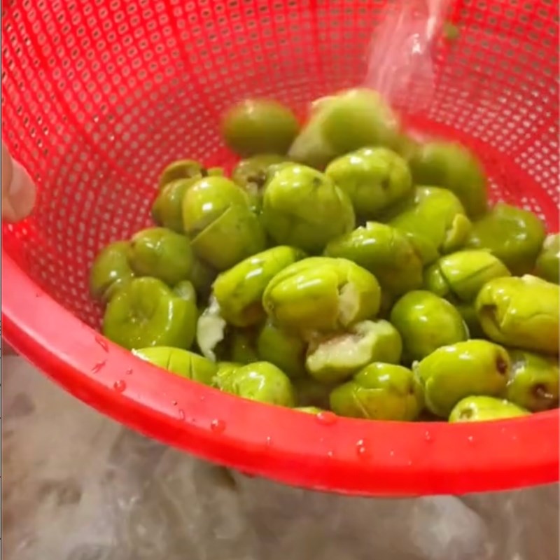 Bước 2 Đập dập cà na Cách làm cà na sốt thái