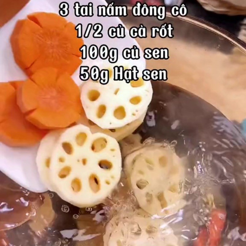 Hầm nấm đông cô, củ sen và hạt sen trong nước dùng tiềm chay