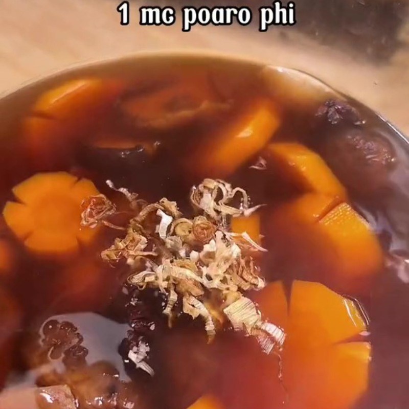 Nước dùng tiềm chay hạt sen đã hầm xong, thơm lừng