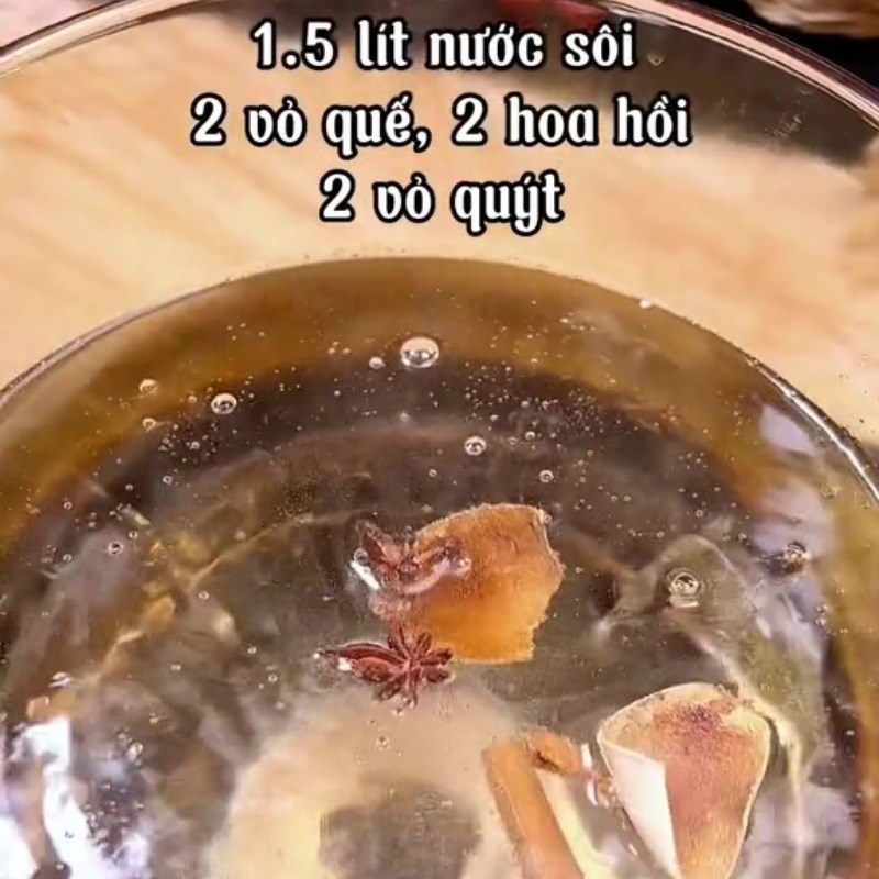 Đun nước dùng mì tiềm chay với vỏ quế và hoa hồi
