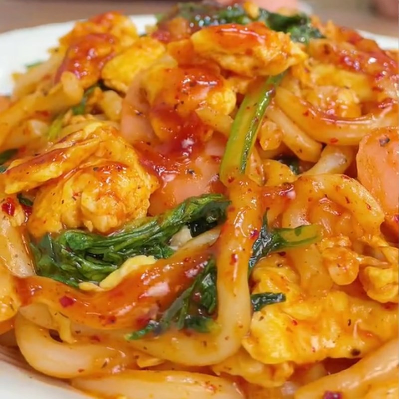 Bước 4 Hoàn thành Mì udon sốt cay (Công thức được chia sẻ từ Tiktik Vào bếp cùng Điện máy XANH)