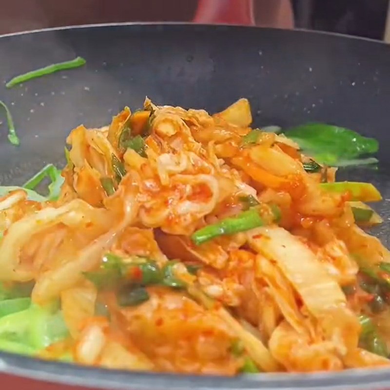 Bước 2 Làm cơm rang kim chi Cơm rang kim chi (Công thức được chia sẻ từ TikTok Vào bếp cùng Điện máy XANH)
