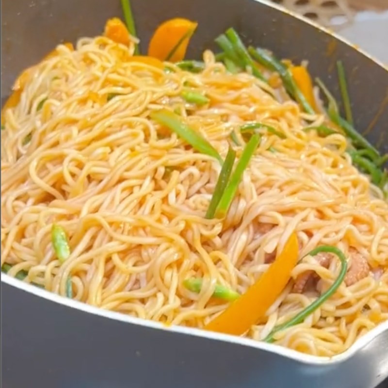 Bước 3 Làm mì xào mực Mì xào bạch tuộc