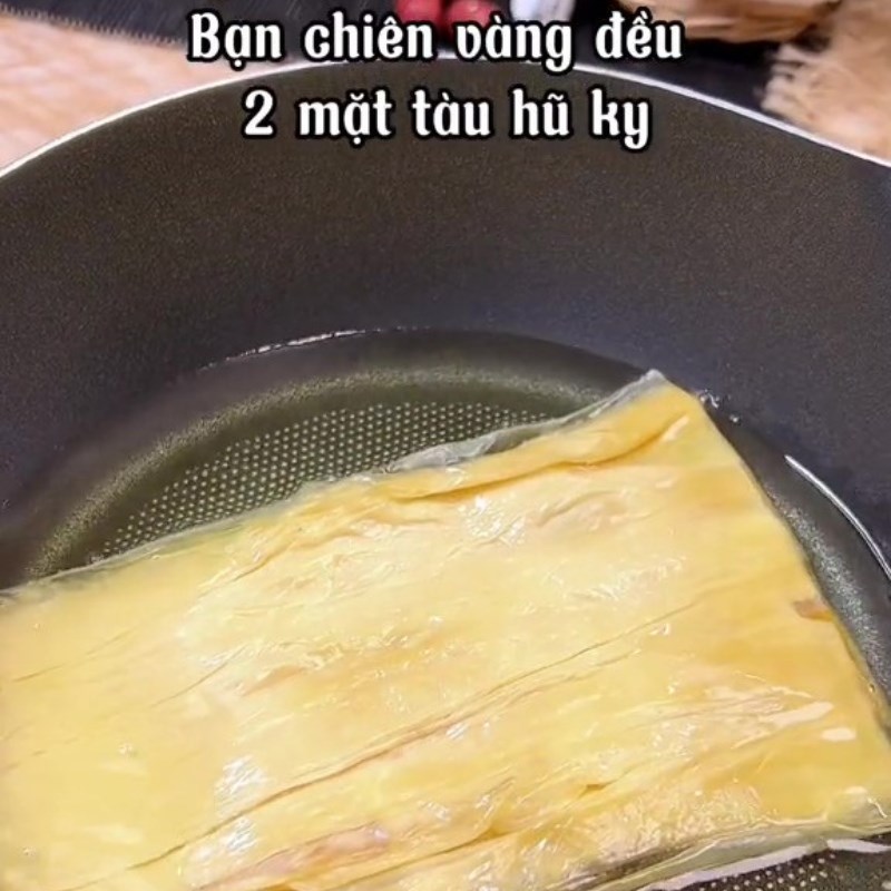 Tàu hũ ky đã chiên vàng giòn, sẵn sàng cho món mì tiềm chay