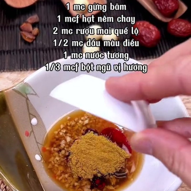 Pha chế nước sốt ướp tàu hũ ky cho món mì tiềm chay