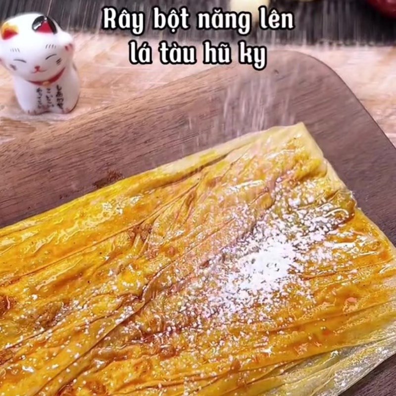Tàu hũ ky sau khi ướp được rắc bột năng chuẩn bị chiên