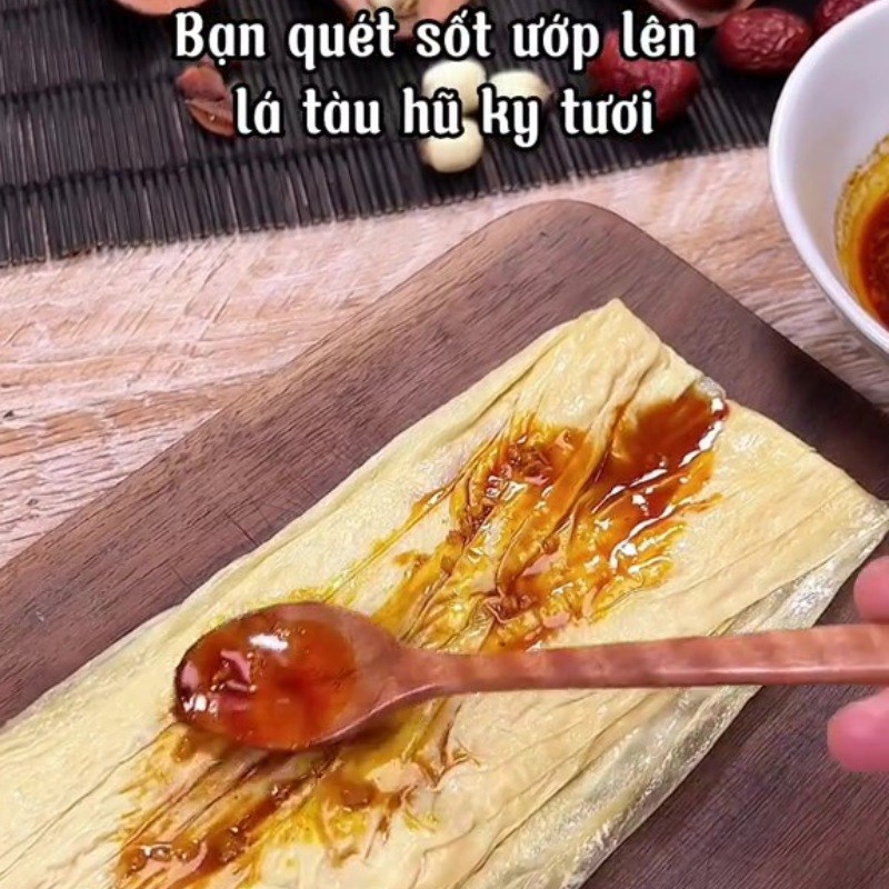 Tàu hũ ky được quét đều lớp sốt ướp
