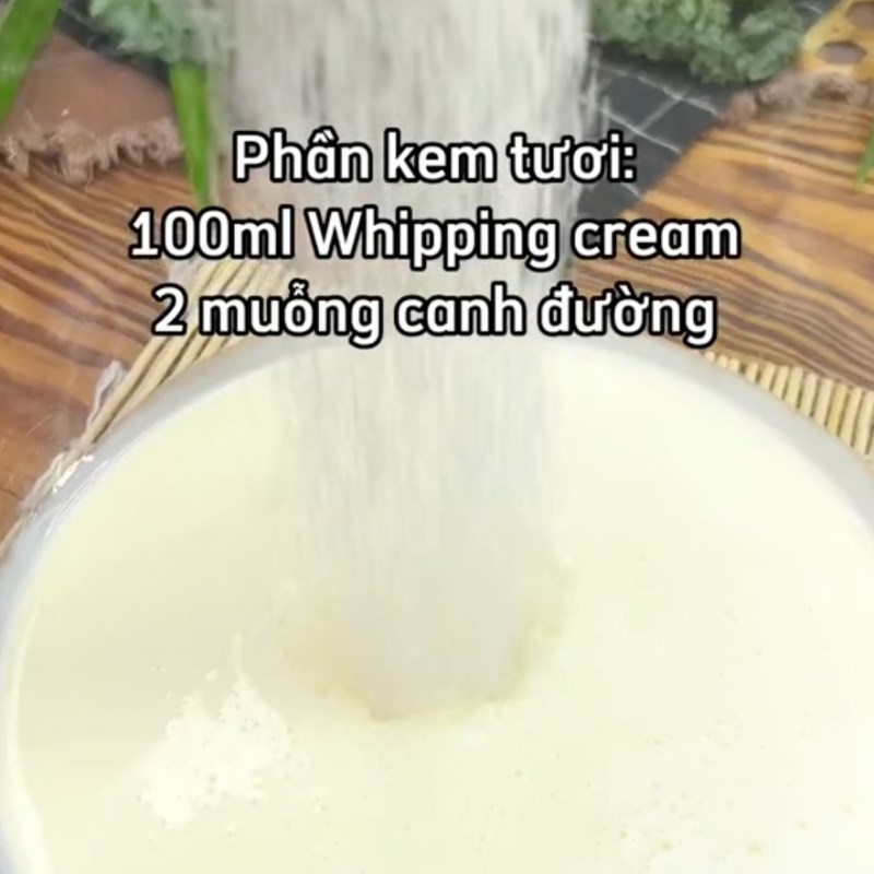 Bước 1 Làm phần kem tươi Bánh crepe cuộn sầu riêng (Công thức từ kênh tiktok Vào bếp cùng KitchenAZ)