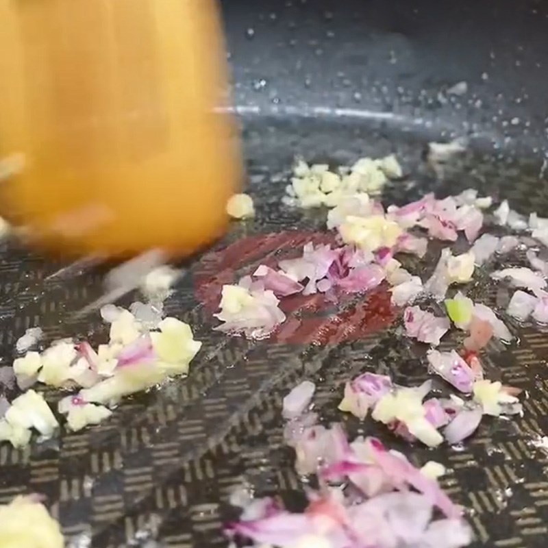 Bước 2 Làm trứng chiên sốt nước tương Trứng chiên sốt nước tương