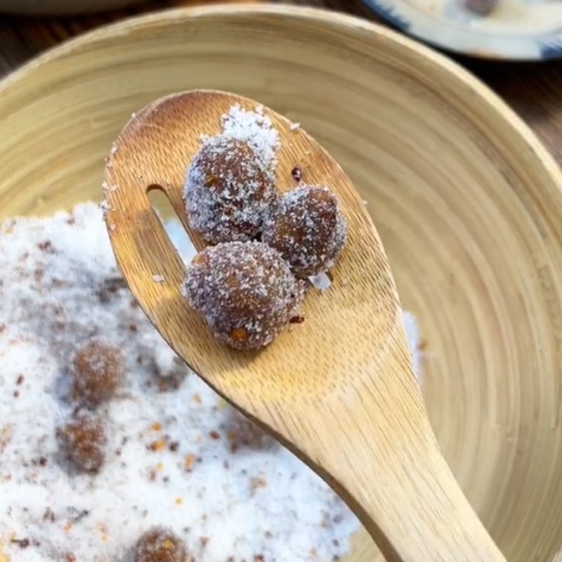 Bước 3 Nặn viên Mứt me viên muối ớt