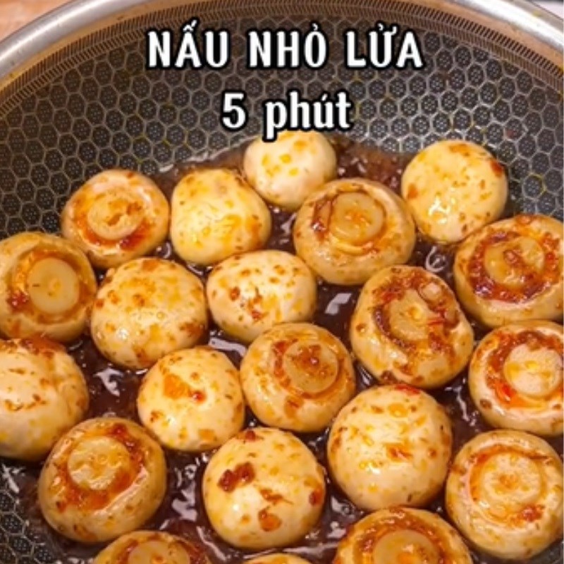Bước 3 Chế biến Nấm mỡ sốt bơ cay