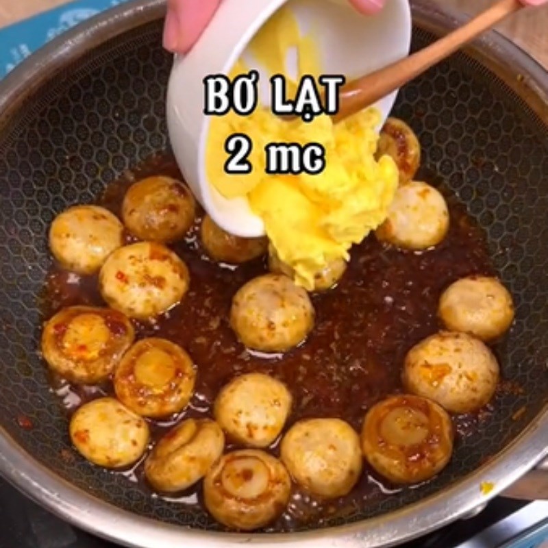 Bước 3 Chế biến Nấm mỡ sốt bơ cay