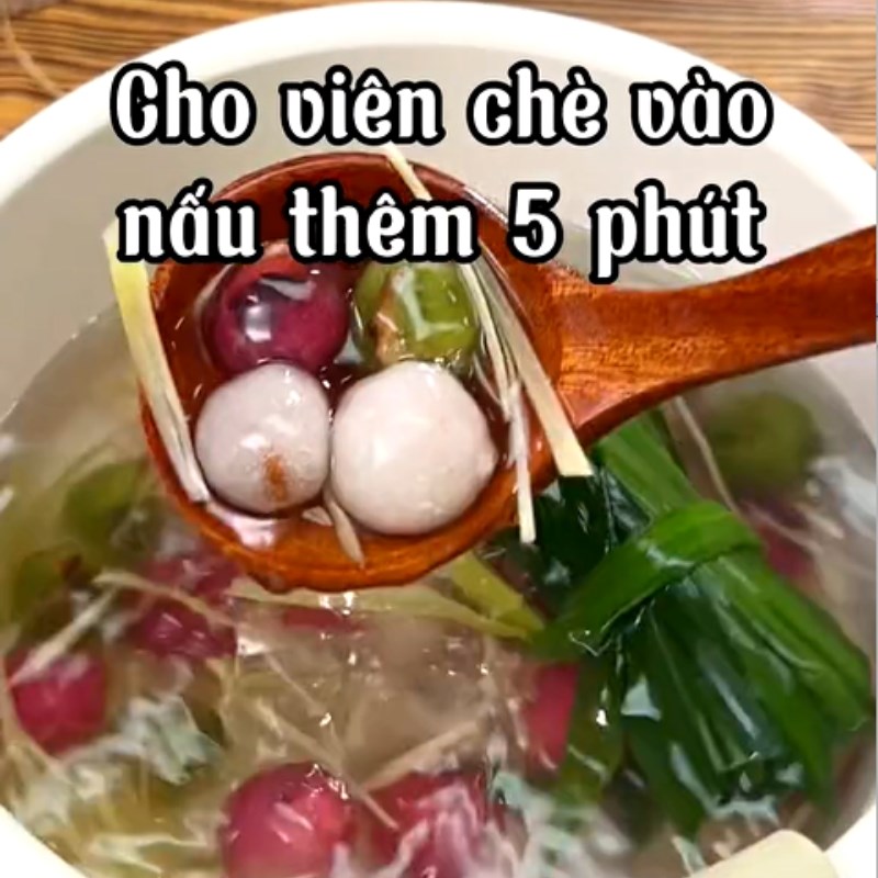 Bước 5 Nấu nước đường Chè bột lọc heo quay nấm mộc nhĩ