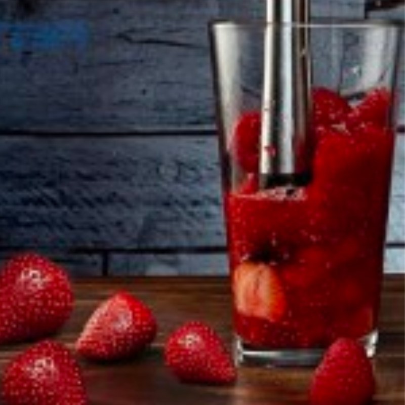 Bước 2 Nghiền nhỏ trái cây tươi Cách làm đá bào bằng trái cây đông lạnh