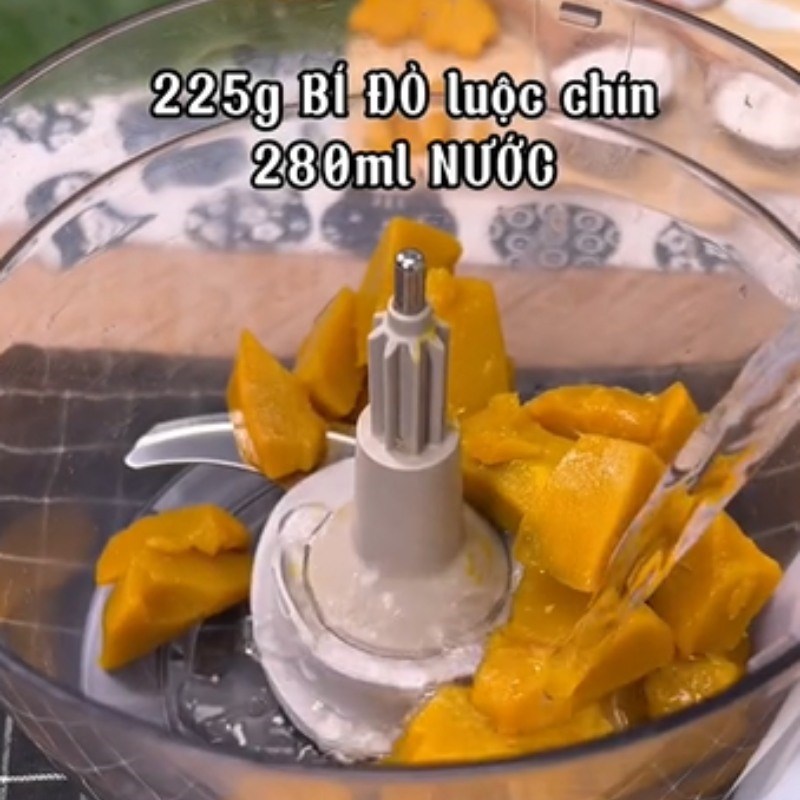 Bước 4 Nhồi bột Bánh bao bí đỏ nhân đậu xanh