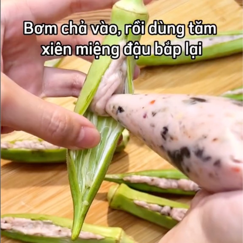 Bước 3 Nhồi đậu bắp Chả ốc nhồi đậu bắp chiên sốt nước mắm