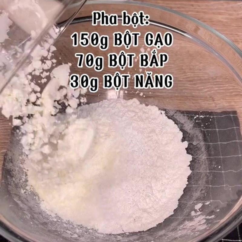 Bước 2 Pha bột Bánh giò chay từ bột bắp