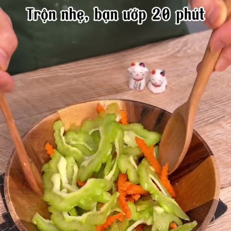 Bước 1 Sơ chế khổ qua, cà rốt Gỏi khổ qua chay với nấm đùi gà