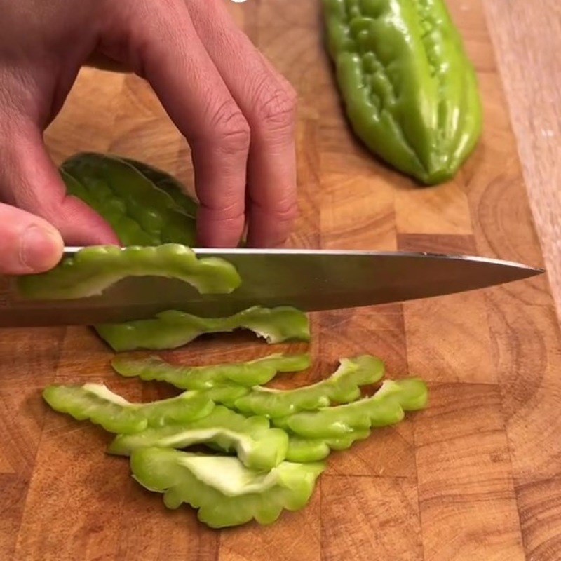 Bước 1 Sơ chế khổ qua, cà rốt Gỏi khổ qua chay với nấm đùi gà