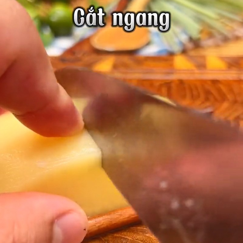 Bước 1 Sơ chế nguyên liệu Khoai tây lốc xoáy (Công thức được chia sẻ từ TikTok Vào bếp cùng Điện máy XANH)