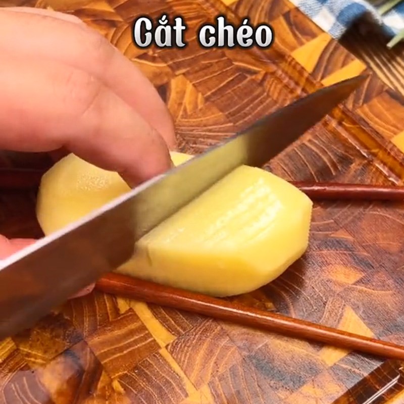 Bước 1 Sơ chế nguyên liệu Khoai tây lốc xoáy (Công thức được chia sẻ từ TikTok Vào bếp cùng Điện máy XANH)