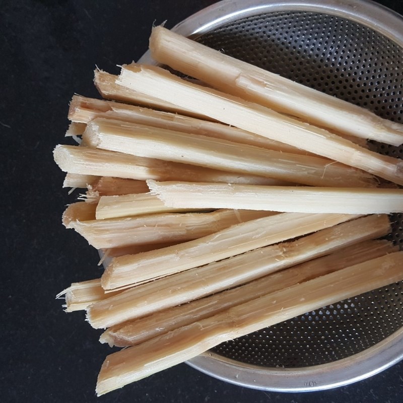 Bước 1 Sơ chế nguyên liệu Chả chìa cây mía