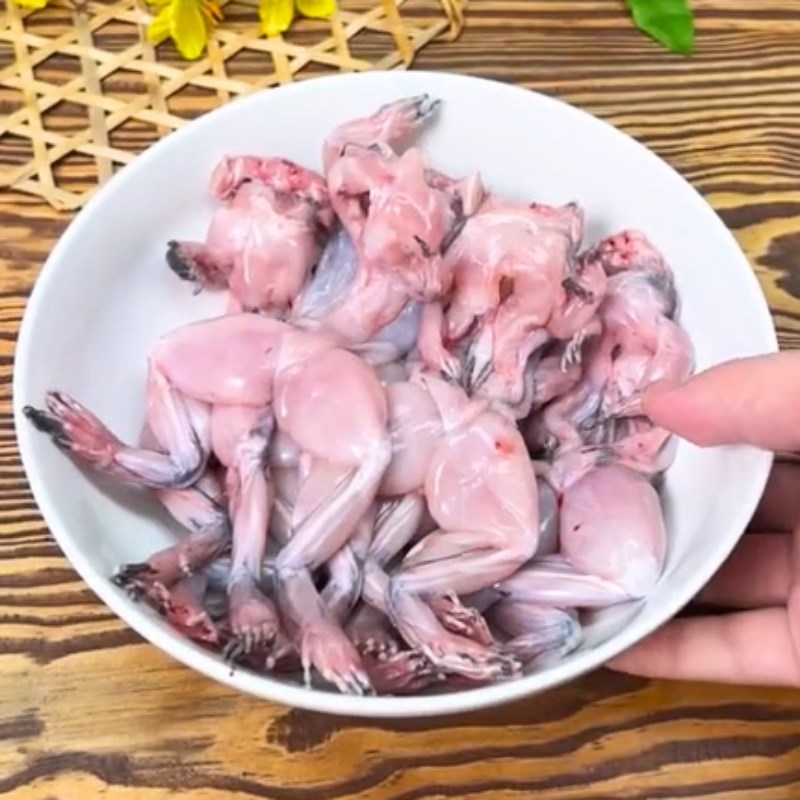 Bước 1 Sơ chế nguyên liệu Ếch chiên nước mắm (Công thức được chia sẻ từ Tiktok Vào bếp cùng KitchenAZ)