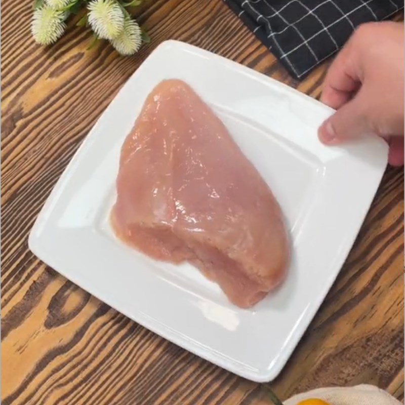 Bước 1 Sơ chế nguyên liệu Ức gà cuộn thanh cua phô mai