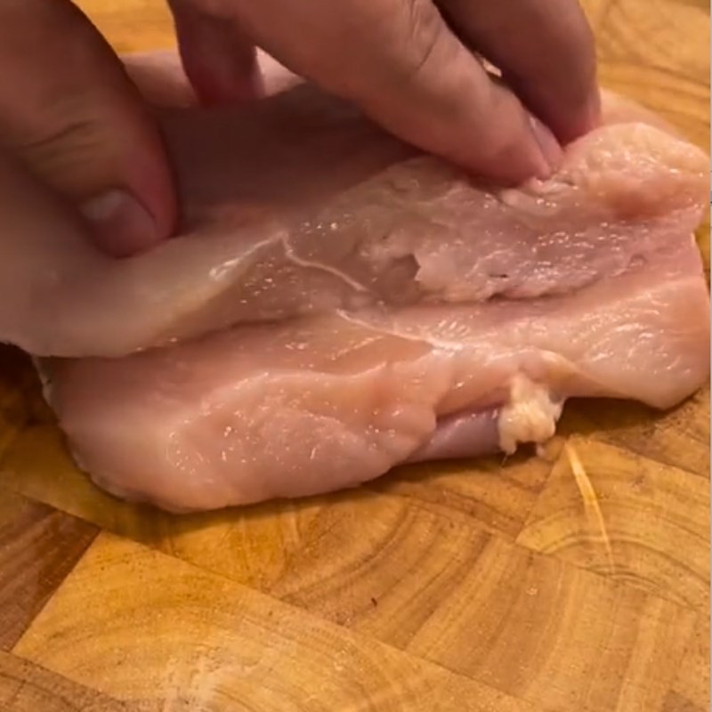 Bước 1 Sơ chế nguyên liệu Ức gà cuộn thanh cua phô mai