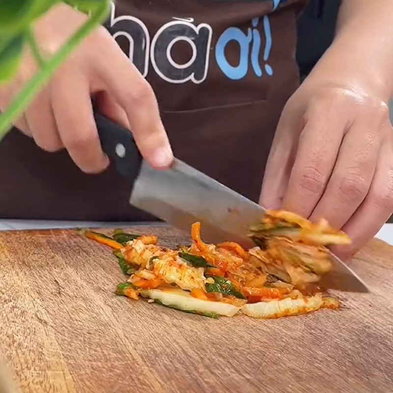 Bước 1 Sơ chế nguyên liệu Cơm rang kim chi (Công thức được chia sẻ từ TikTok Vào bếp cùng Điện máy XANH)